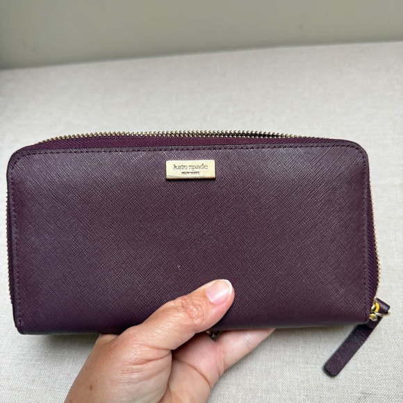 Kate Spade Neda Laurel Way Deep Plum Zip Wallet NWOT - Picture 1 of 11